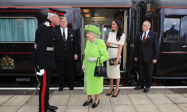 Tận Công nương Meghan và Nữ hoàng đến bằng tàu Hoàng gia tại ga Runcorn để thực hiện các cam kết ở Cheshire