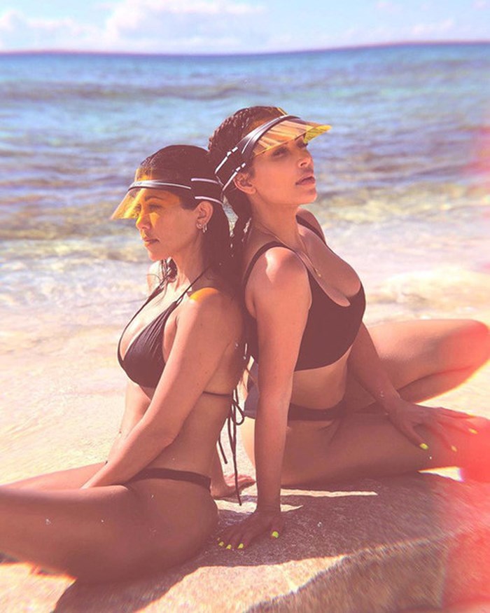 Chị em nhà Kardashian lựa chọn chiếc mũ chống nắng nửa đầu làm từ nhựa PVC trong chuyến du lịch vừa qua. Giá thành của mẫu phụ kiện hơn 9 triệu đồng đến từ thương hiệu Dior