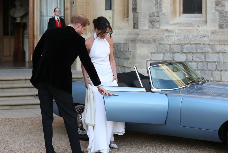 Hoàng tử Harry đưa vợ mới cưới đến nơi tổ chức tiệc cưới
