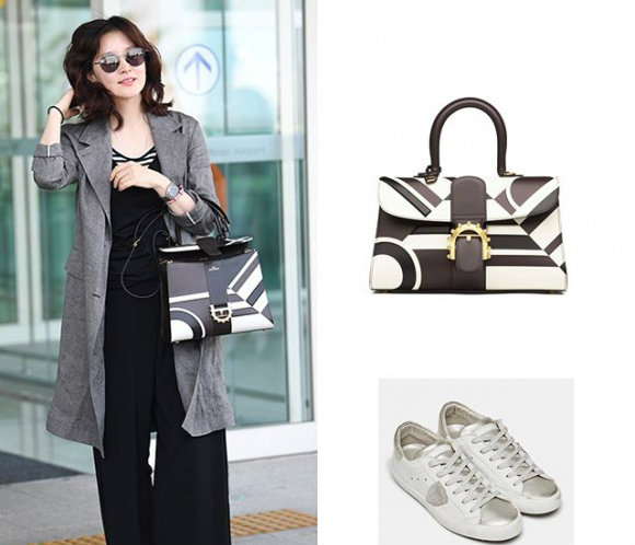 Chiếc túi sang trọng tới từ thương hiệu Delvaux có giá 8,9 triệu won (hơn 180 triệu đồng) và đôi giày Philippe Model có giá 450.000 won (hơn 9 triệu đồng) được cô nàng diện
