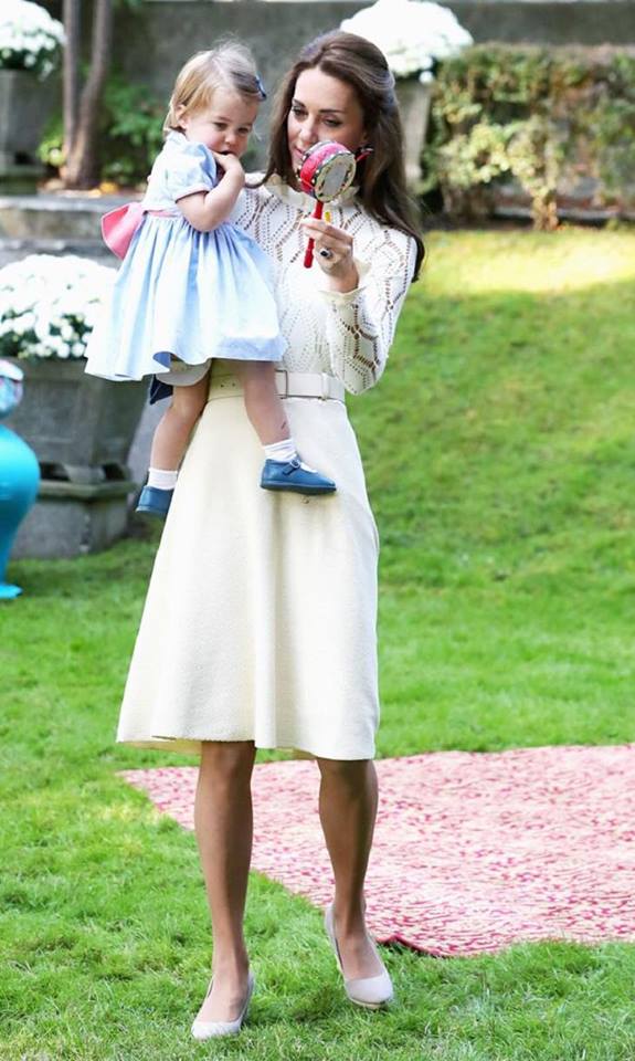 Không phải tự nhiên mà công nương Kate Middleton ưa chuộng những nhà mốt Pháp, cụ thể như chiếc váy màu kem của Chloé có thể khiến hình ảnh hoàng gia của cô được sinh động, mới mẻ hơn. Với phần trên là len đan hiện đại kết hợp cùng thắt lưng cùng màu và phần váy xuông phía dưới, tạo thành một tổng thể xinh đẹp và thời thượng