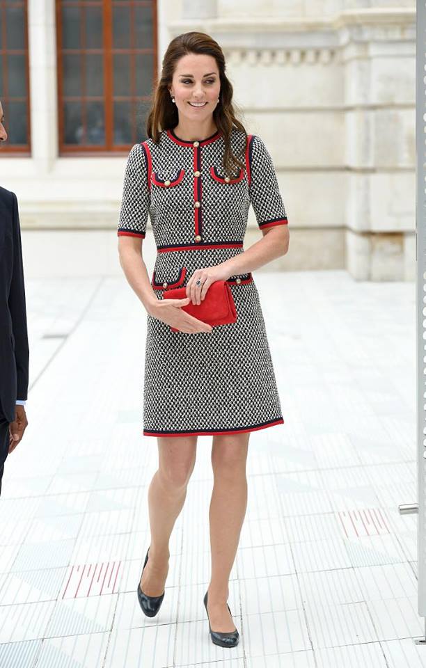 Khi đến thăm bảo tàng nghệ thuật V&A, công nương Kate Middleton gây chú ý với “hiệu ứng Gucci” sành điệu. Cô diện chiếc váy phong cách Jackie O trang trí dây đỏ và xanh, được đính nút vàng bắt mắt.