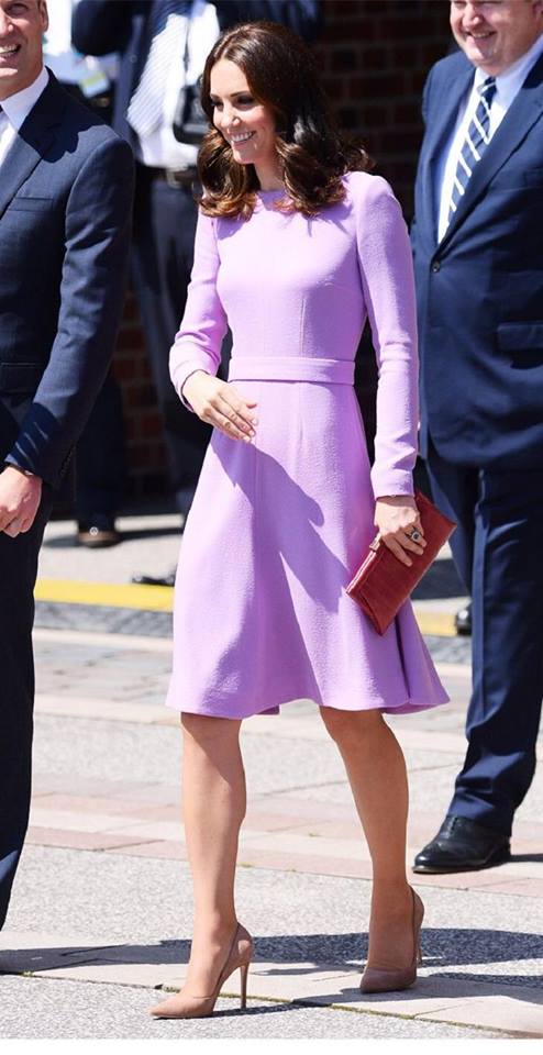 ím lilac không phải là một màu sắc an toàn và dễ mặc, nhưng may thay, thiết kế váy tay dài trang nhã đã giúp công nương Kate Middleton ghi điểm hoàn toàn, xinh đẹp, nổi bật nhưng không quá 