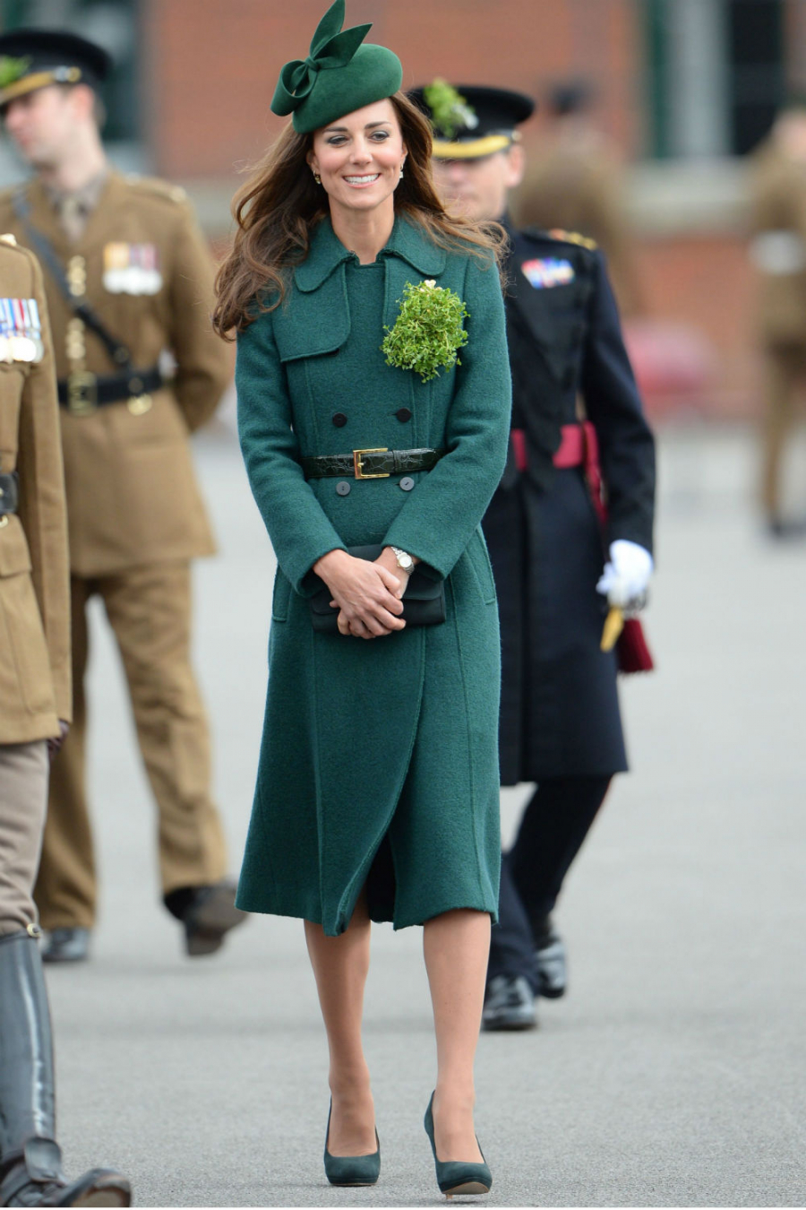 Chiếc đầm dạ màu xanh lục bảo thanh lịch, nhấn nhá hàng cúc trang nhã mà công nương Kate Middleton diện vào ngày thánh Patrick có trị giá 2774 đô la Mỹ (tương đương gần 64 triệu đồng). 