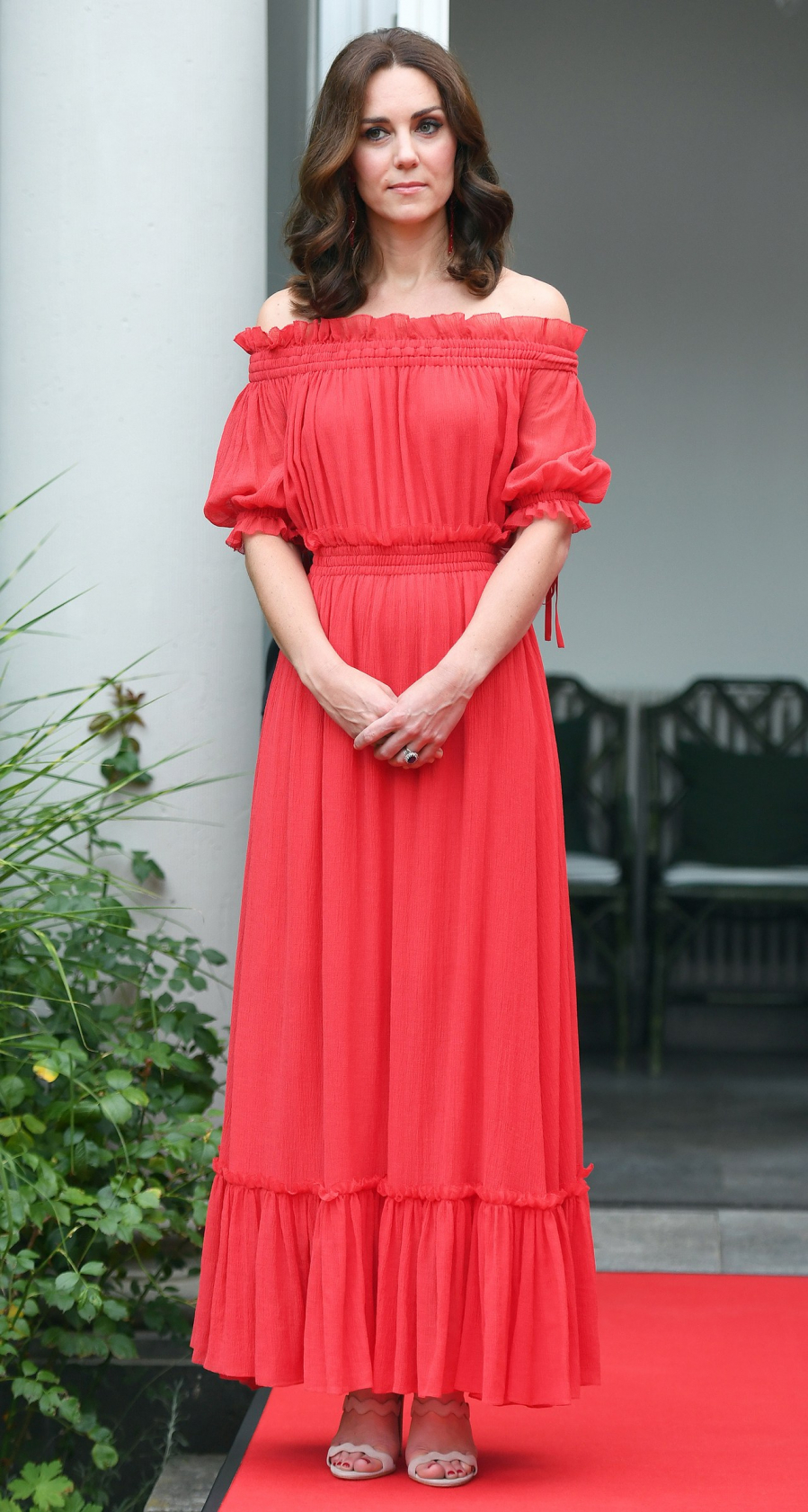 Công nương lựa chọn mẫu váy maxi khoe vai trần với tông màu đỏ hồng làm điểm nhấn trong buổi đón tiếp tại Berlin, Đức. Được biết, đây là thiết kế của Alexander McQueen có trị giá 2877 đô la Mỹ (khoảng 66 triệu đồng)