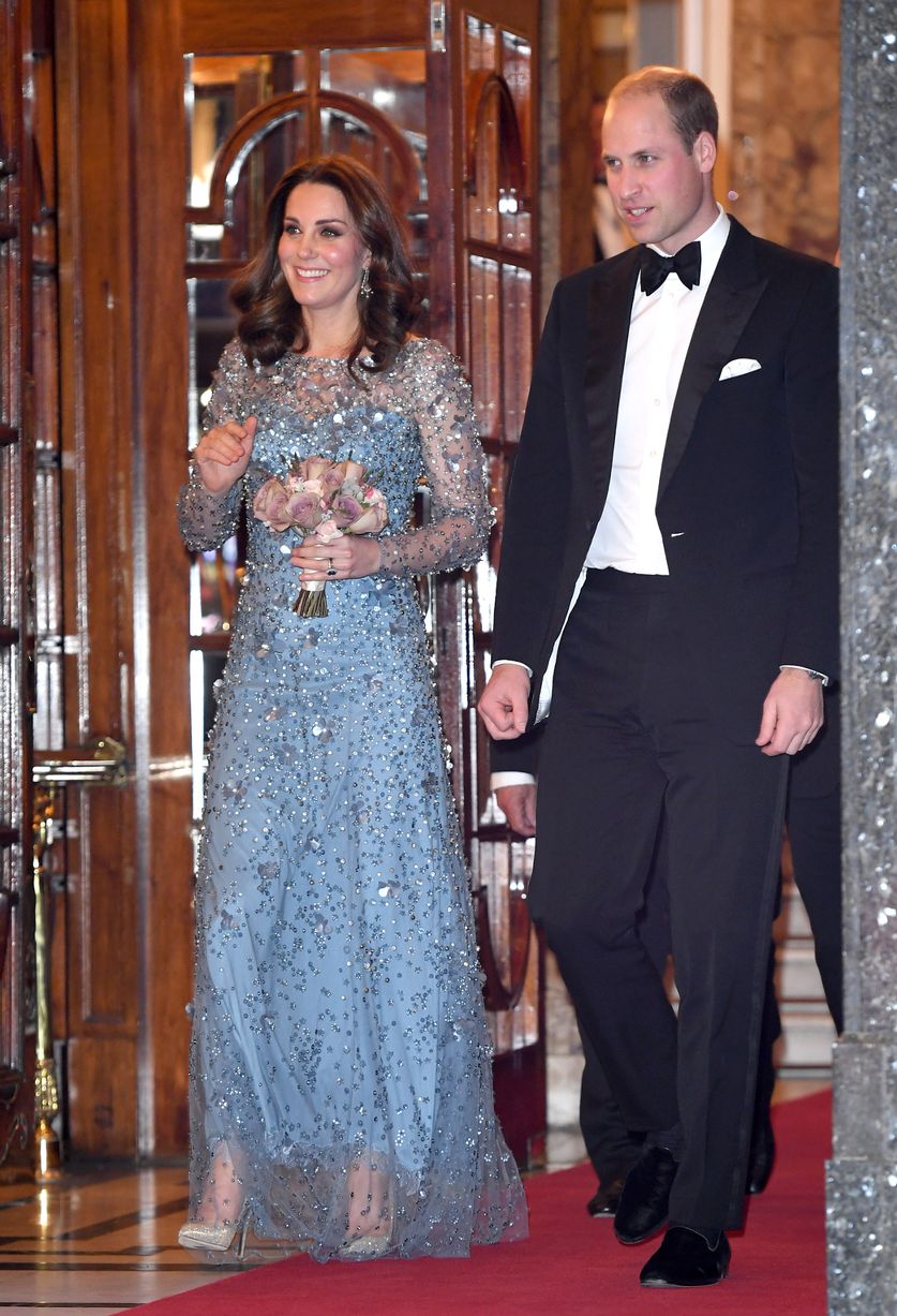 Công nương Kate Middleton lộng lẫy bên hoàng tử William trong ngày Royal Variety Performance. Chiếc váy xanh tulle bay bổng được đính kết những chi tiết lấp lánh nổi trội từ nhãn hiệu Jenny Packham có giá 4853 đô la Mỹ (tương đương 111 triệu đồng)