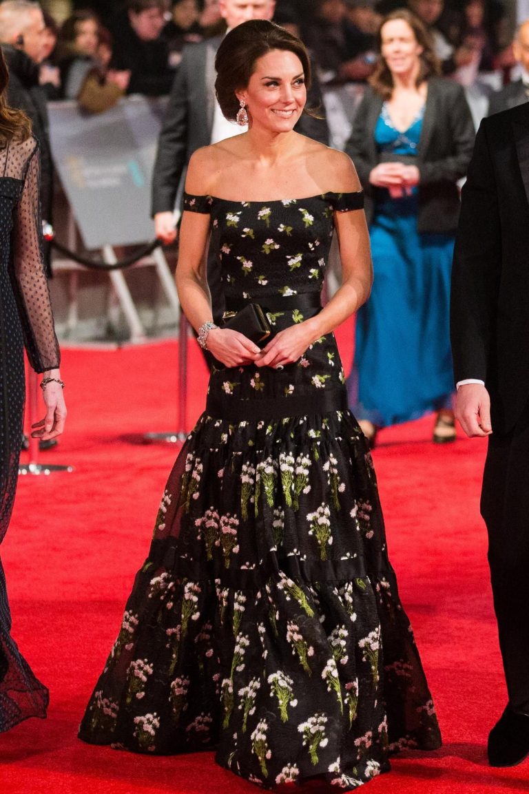 rên thảm đỏ Lễ trao giải BAFTA, nữ công tước xứ Cambridge kiều diễm trong mẫu váy xoè bồng khoe bờ vai trần, những chi tiết hoa thêu làm điểm nhấn. Đây chính là thiết kế có giá lên đến 8668 đô la Mỹ (khoảng 200 triệu đồng) từ nhãn hiệu Alexander McQueen mà cô yêu thích.