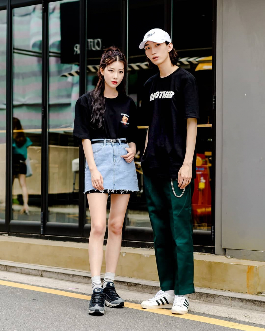 Một cặp đôi với street style đơn giản, năng động hết sức đồng điệu. Nếu để ý, bạn sẽ thấy cô nàng trong hình cũng áp dụng công thức mix đồ áo T-shirt dáng dài + chân váy jean cực hay ho. 