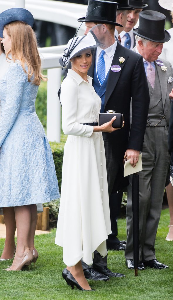 Gần đây nhất là lễ hội đua ngựa hoàng gia, thiết kế váy cổ điển cùng chi tiết cổ bẻ của thương hiệu Givenchy giúp tăng vẻ quý phái cho công nương Meghan Markle. Lại một lần nữa, gam màu đơn sắc được cô kết hợp để tạo hình ảnh thời trang nhẹ nhàng.