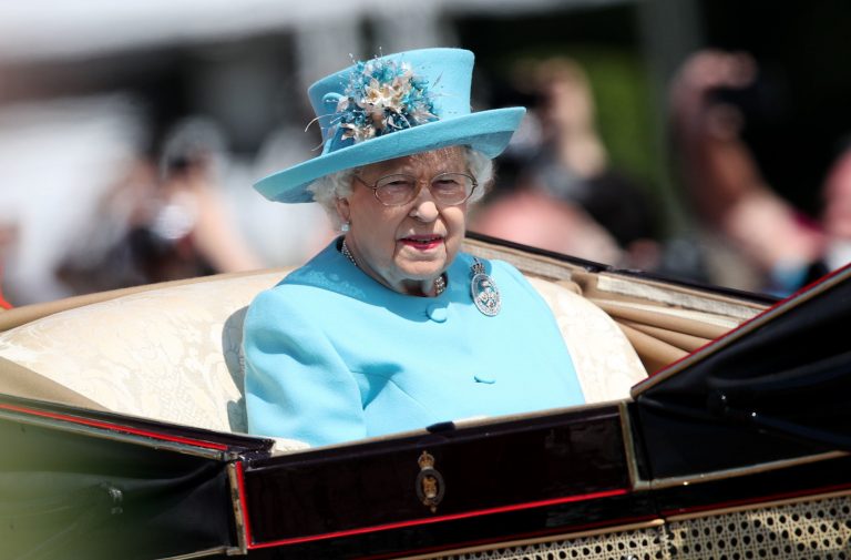 Nữ hoàng Anh chọn trang phục màu xanh ngọc bích ấn tượng cùng chiếc mũ đính hoa đồng điệu màu sắc