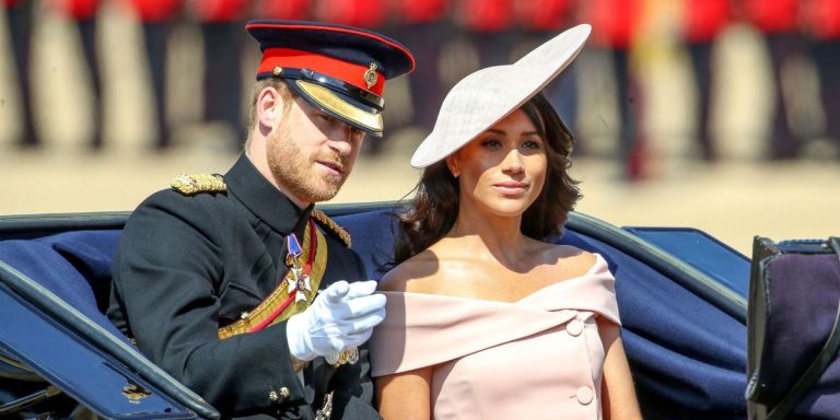ông nương xứ Sussex nền nã trong thiết kế đầm cao cấp từ nhãn hàng Carolina Herrera vào lễ diễu hành mừng sinh nhật của nữ hoàng Elizabeth. Trang phục là tông màu hồng pastel dịu nhẹ và phần cổ nữ tính nhằm khoe bờ vai thanh mảnh.