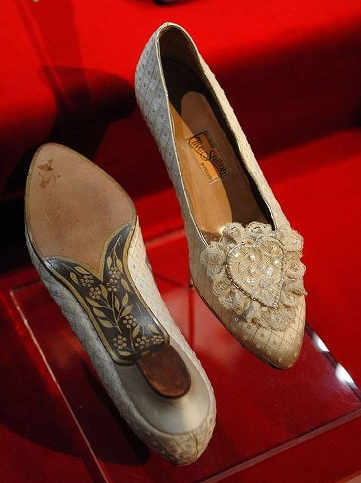 Giày cưới của công nương Diana.