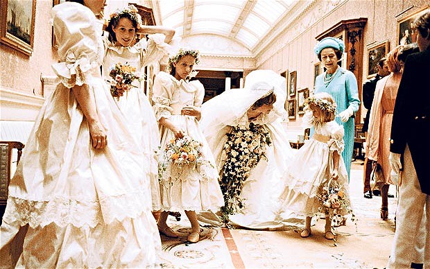 Công nương Diana cùng nữ hoàng Elizabeth và các phù dâu nhí.