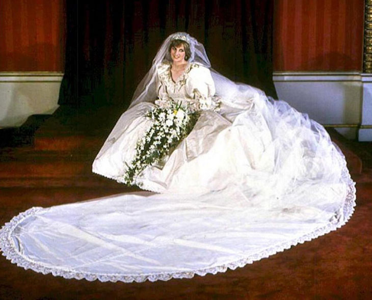 Váy cưới của công nương Diana với phần bèo nhún và xếp bồng ấn tượng nơi cổ, vai áo.