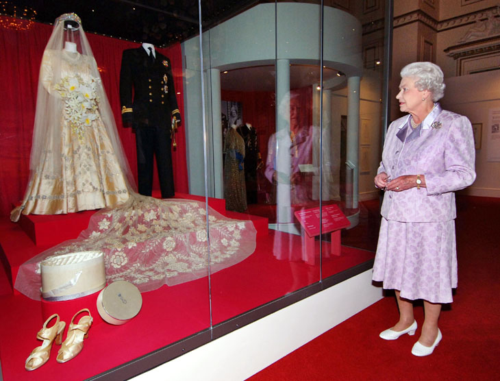 Nữ hoàng Elizabeth II ngắm nhìn lại đầm cưới của bà hiện được lưu giữ tại bảo tàng. 