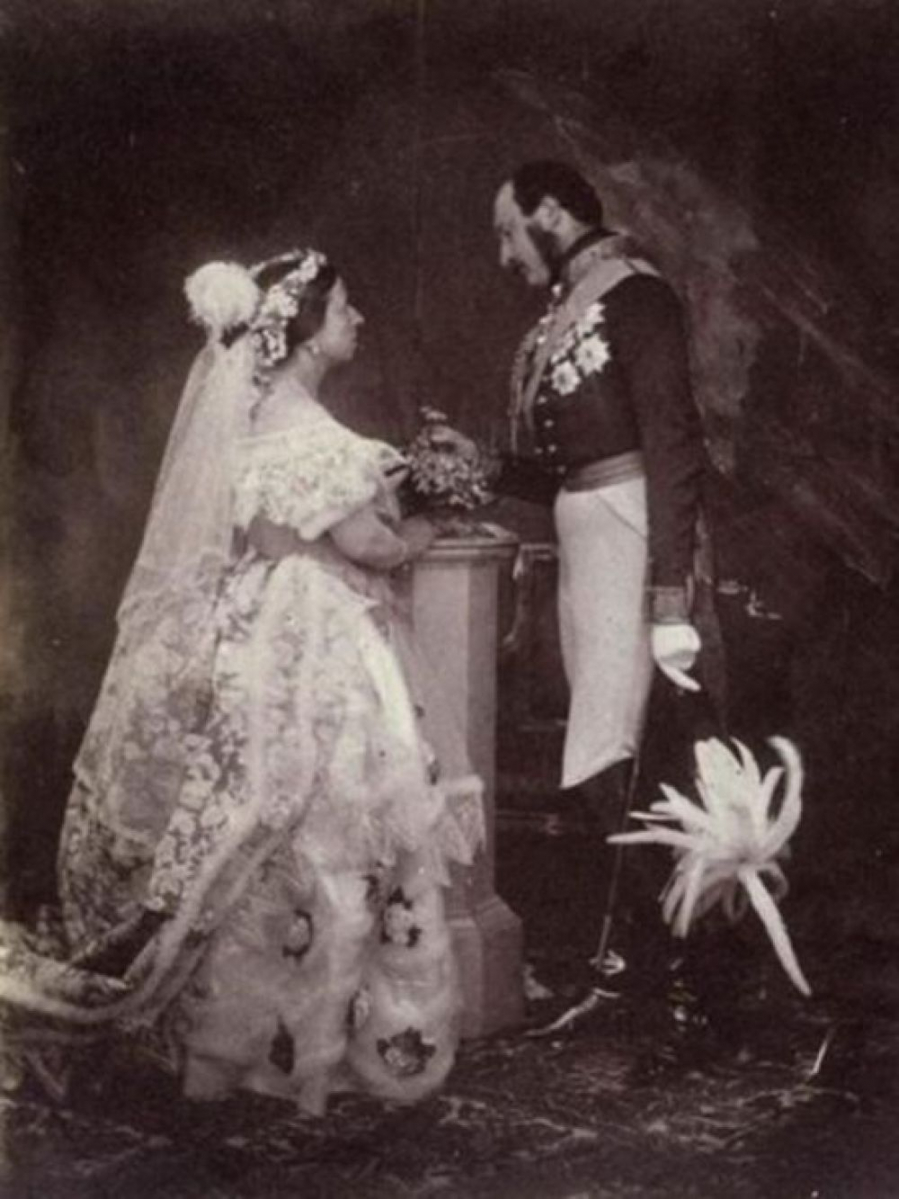 Nữ hoàng Victoria và hoàng tử Albert trong ngày cưới năm 1840. 