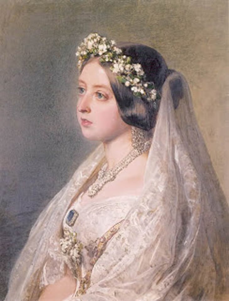 Thay vì đội vương miện, nữ hoàng Victoria mang một vòng hoa nhỏ trên đầu trong ngày trọng đại. Điều này là hoàn toàn phá cách trong bối cảnh thời kỳ đó, nhất là khi Victoria đã lên ngôi nữ hoàng trước đám cưới một thời gian dài.
