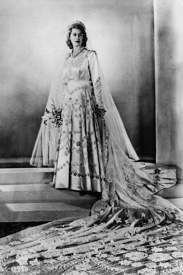 Nữ hoàng Anh Elizabeth II, 1947: Tháng 11 năm 1947, Nữ hoàng Elizabeth II kết hôn với Hoàng tử Philip khi Thế chiến II kết thúc được 2 năm. Theo BBC, váy cưới được thiết kế bởi Norman Hartnell, làm từ chất liệu lụa màu ngà, đính 10.000 viên ngọc trai, họa tiết trên thân áo thêu tay bằng những sợi chỉ tơ ánh bạc. Bà đội vương miện kim cương được truyền lại từ Nữ hoàng Elizabeth I.