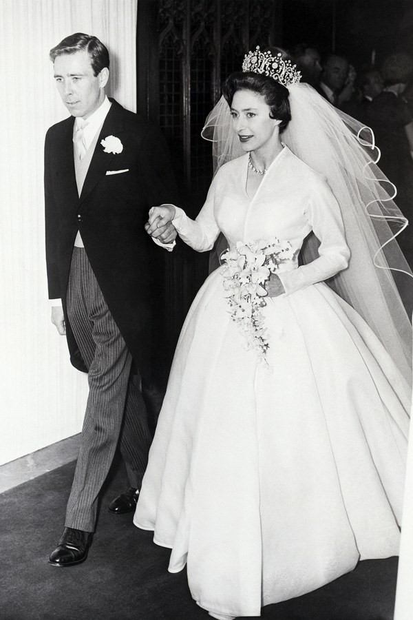 Công chúa Anh Margaret, 1960: Bà kết hôn với nhiếp ảnh gia Anthony Armstrong Jones vào năm 1960. Trong lễ cưới, Margaret diện chiếc váy sắc trắng đơn giản chất liệu organza cùng đường cắt may tinh xảo. Đây là sản phẩm của Norman Hartnell, nhà thiết kế trang phục cao cấp của Hoàng gia. Công chúa đội chiếc vương miện kim hoàn Garrard với giá 5.500 bảng Anh thời bấy giờ. 
