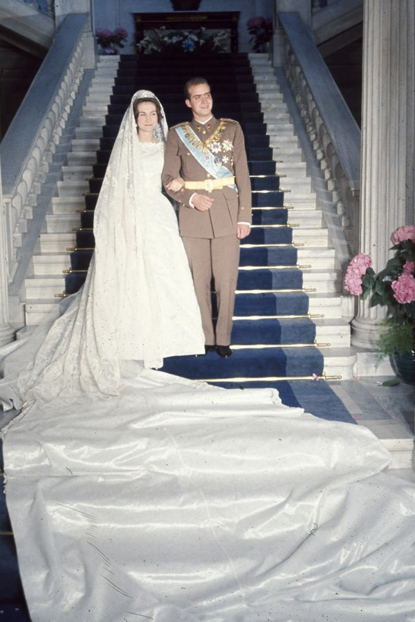 Công chúa Hy Lạp và Đan Mạch Sofia, 1962: Công chúa Sofia kết hôn với Hoàng tử Juan-Carlos I năm 1962. Bà xuất hiện trong chiếc váy cưới được thêu tay từ những thợ thủ công Hy Lạp. Điểm đặc biệt của bộ trang phục chính là phần đuôi váy dài hơn 6 mét. Còn mạng che mặt của bà cũng dài tới 5 mét. 