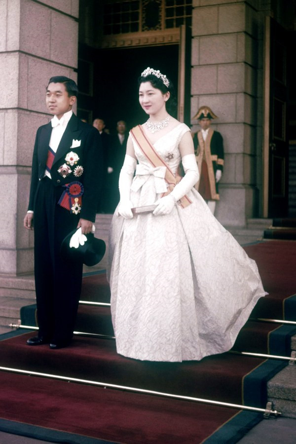 Hoàng hậu Nhật Michiko, 1959: Nhật hoàng Akihito kết hôn với bà Michiko Shoda vào ngày 10/4/1959 sau 2 năm quen biết, khi ông đang là thái tử. Ông phá vỡ truyền thống để trở thành người đầu tiên trong Hoàng gia Nhật Bản kết hôn với một dân thường. Trong lễ cưới, Hoàng hậu diện hai bộ trang phục. Bà mặc kimono truyền thống màu đỏ tím gồm 12 lớp tên gọi unihitoe dành cho phụ nữ quyền quý ở Nhật Bản. Sau đó, bà thay chiếc váy cưới phương Tây cùng chi tiết thắt nơ nữ tính ngay eo. 