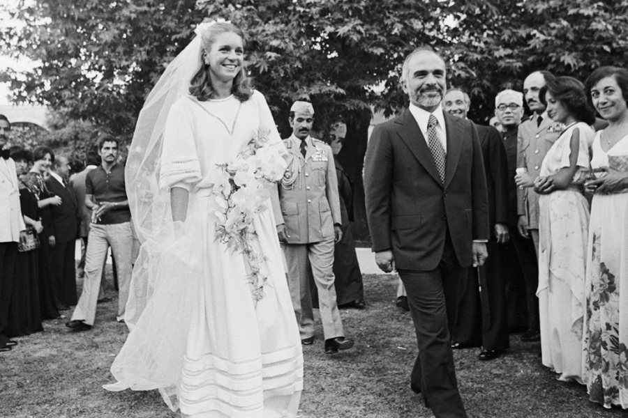 oàng hậu Jordan Noor, 1978: Bà chọn một thiết kế váy cưới của Christian Dior khi kết hôn cùng Vua Hussain của Jordan vào năm 1978. 