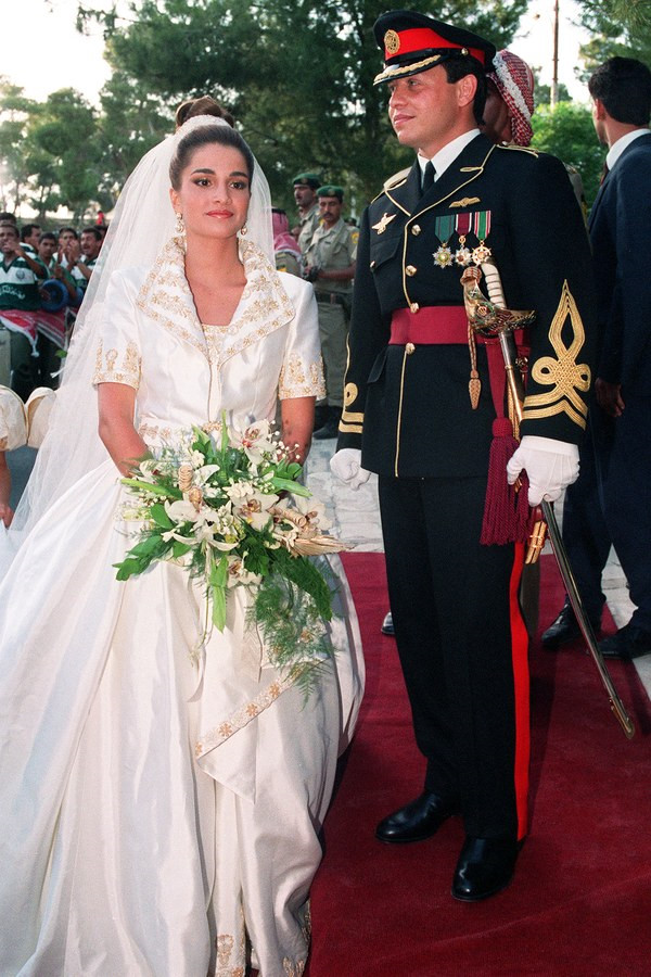 Nữ hoàng Jordan Rania, 1993:  Bộ váy cưới của Nữ hoàng có thiết kế đơn giản với đường viền cổ duyên dáng. Bà toát lên vẻ sang trọng với chiếc vương miện bạch kim gắn kim cương đắt giá.