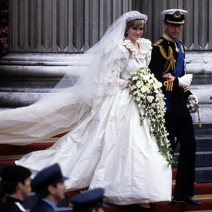 Công nương Anh Diana, 1981: Một trong những chiếc váy cưới mang tính biểu tượng của Hoàng gia Anh được Công nương Diana diện trong lễ cưới với Hoàng tử Charles xứ Wales. Váy được hãng thời trang Emanuels thiết kế có đuôi váy dài 7,6 mét bằng lụa taffeta và đính tới 10.000 hạt ngọc nhỏ. Một chiếc móng ngựa nhỏ bằng vàng nạm kim cương được đính vào váy để mang đến sự may mắn cho bà.