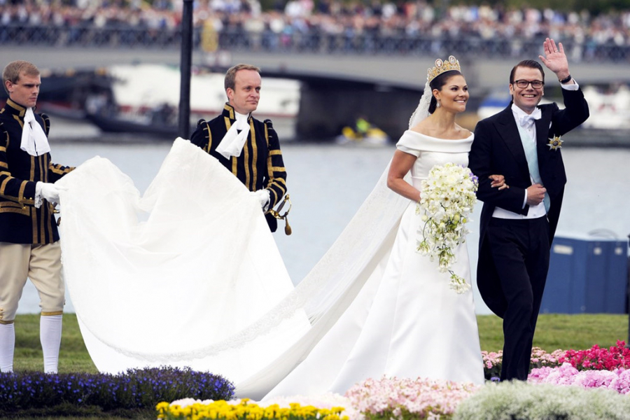 Công chúa Thụy Điển Victoria, 2010: Cô diện váy cưới của Par Engsheden - nhà thiết kế nổi tiếng người Thụy Điển - trong lễ thành hôn cùng Hoàng tử Daniel Westling. Chiếc váy được may bằng chất liệu trơn, không thêu hoa văn, đính đá hay kết cườm cầu kỳ. Tuy nhiên, nhà thiết kế lại chú trọng đến phom dáng, tôn lên vẻ quý phái, trang nhã của người mặc. Phụ kiện của cô là chiếc vương miện tinh xảo được truyền lại từ đời trước.