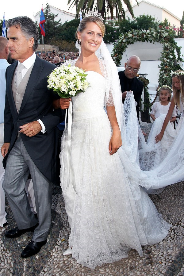 Công nương Hi Lạp và Đan Mạch Tatiana Blatnik, 2010: Hoàng tử Nikolaos của Hy Lạp và Công nương Tatiana Blatnik kết hôn năm 2010 tại Spetses. Cô mặc bộ váy cưới của nhà thiết kế người Tây Ban Nha Angel Sanchez .