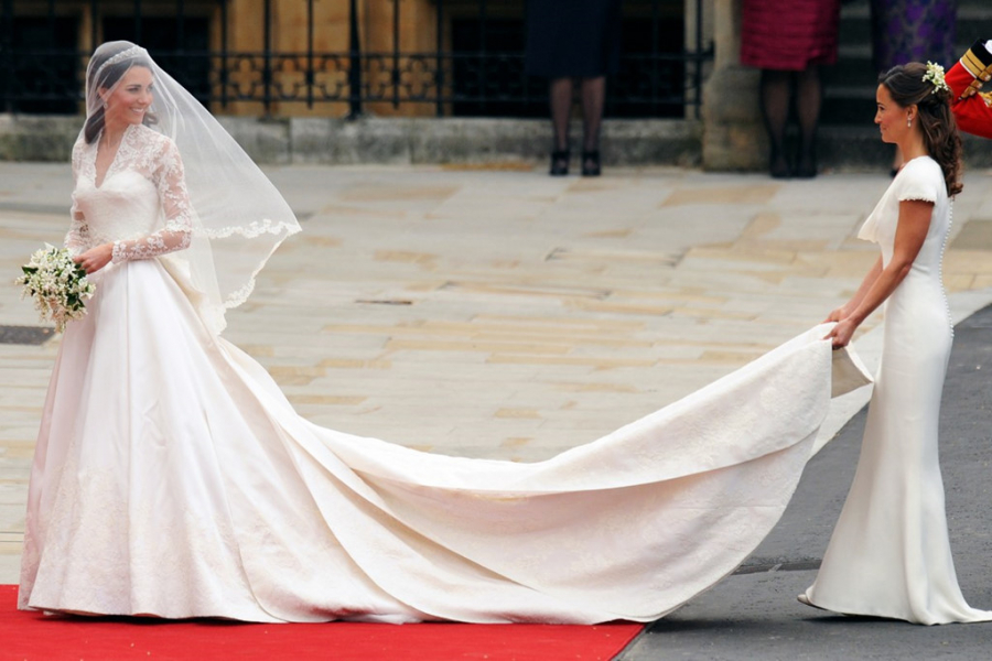 Công nương Anh Kate Middleton, 2011: Đây là một trong những chiếc váy cưới nổi tiếng nhất thế giới. Công nương Kate Middleton kết hôn với Hoàng tử William năm 2011. Thiết kế đến từ nhà mốt Alexander McQueen với họa tiết hoa được thêu hoàn toàn bằng tay, trải dài từ phần ngực đến thân váy. Bộ trang phục thể hiện nét mềm mại, sang trọng. 