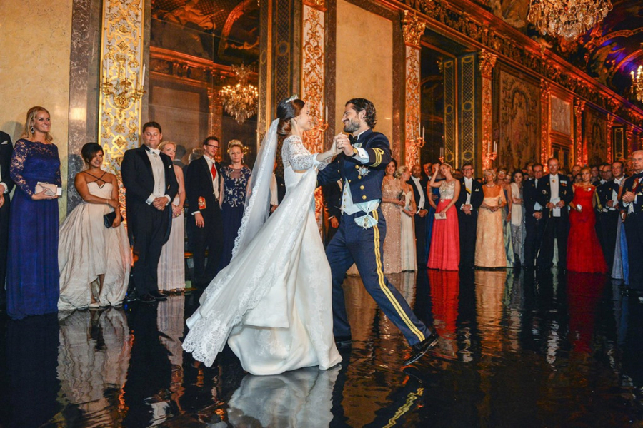 Công chúa Thụy Điển Sofia Hellqvist, 2015: Hoàng tử Carl Philip kết hôn Công chúa Sofia vào năm 2015. Không lựa chọn váy cưới của các thương hiệu nổi tiếng, cô đặt may trang phục riêng của nhà thiết kế Thụy Điển Ida Sjostedt. Thiết kế được làm bằng chất liệu cao cấp nhập khẩu từ Italy cùng chi tiết ren thủ công đính kết xen kẽ. Phần đuôi váy là điểm nhấn đáng chú ý nhất với chiều dài gần 10 mét.