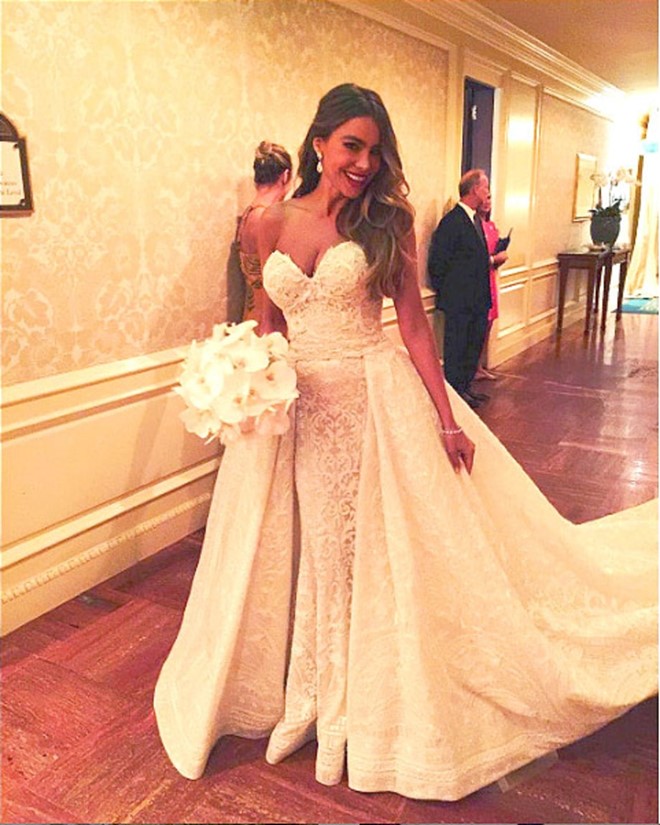 Sofía Vergara: Nữ diễn viên xinh đẹp chọn chiếc váy cưới có thiết kế 3D cầu kỳ của Zuhair Murad Couture trong đám cưới trên bãi biển Palm, Florida, vào tháng 11/2015. Mẫu váy càng thêm nổi bật với bộ nữ trang kim cương 55 carat đắt giá.