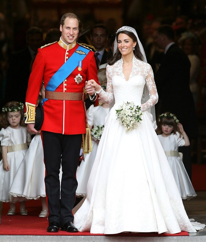 Kate Middleton: Công nương Kate trong đám cưới tháng 4/2011 chọn mẫu váy cưới cổ điển của Alexander McQueen với phần thân trên ren gợi cảm và đuôi váy 3D giúp làm nổi bật vóc dáng của công nương.