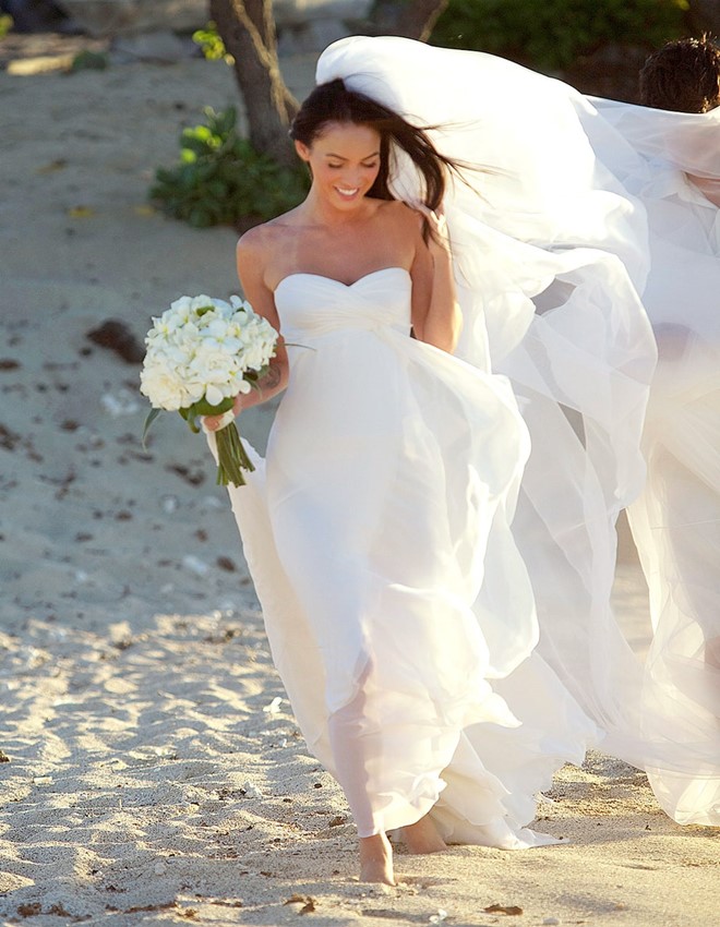 Megan Fox: Trong đám cưới năm 2010, Megan chọn váy cưới chiffon của Armani Privé kết hợp khăn voan lãng mạn.
