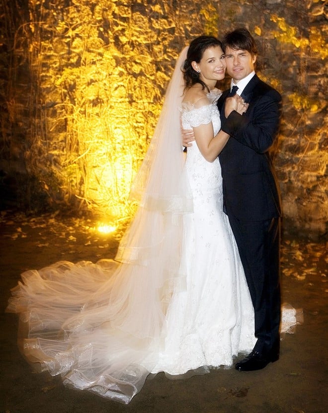 Katie Holmes: Trong đám cưới năm 2006, Katie chọn váy cưới ren hở vai của Giorgio Armani kết hợp crystal Swarovsk giúp tạo ánh sáng cho thân váy.