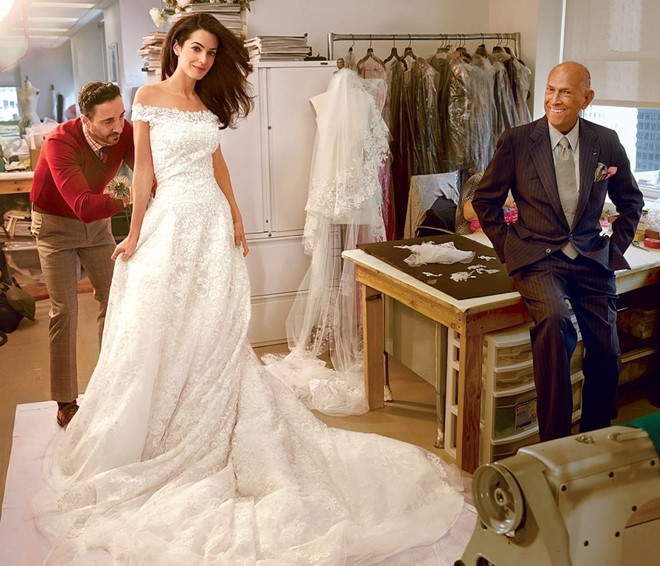 Amal Clooney: Trong đám cưới với nam diễn viên George Clooney tháng 9/2014, Amal chọn mặc váy cưới của Oscar de la Renta chỉ vì lý do cả cô và chồng đều mong muốn một đám cưới nên thơ, lãng mạn