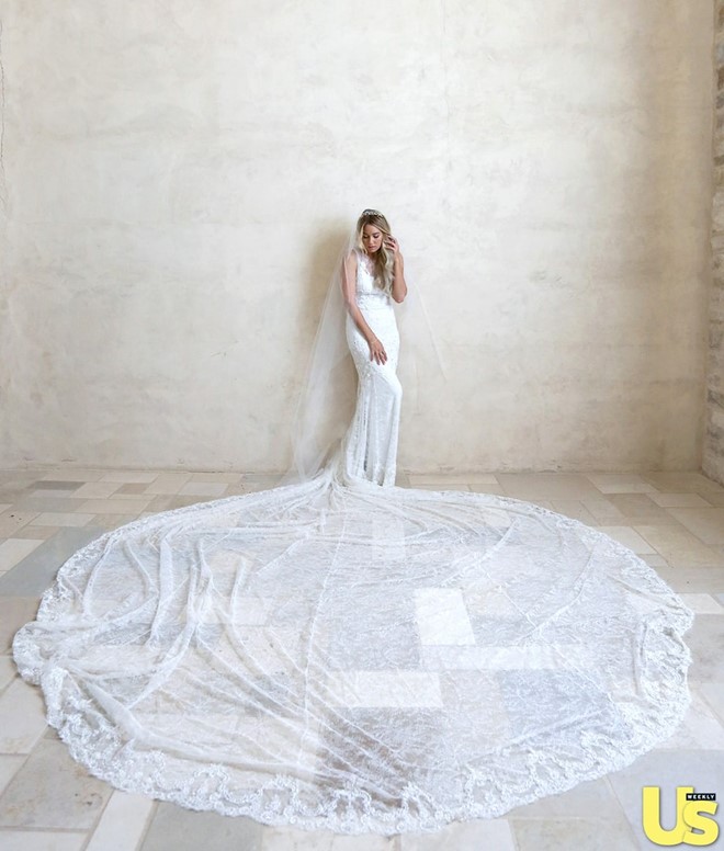 Lauren Conrad: Mẫu váy cưới của Lauren được gói gọi trong 3 từ: Đơn giản, cổ điển và rực rỡ. Đây là mẫu váy của Badgley Mischka với phần đuôi kéo dài tới 3 mét.