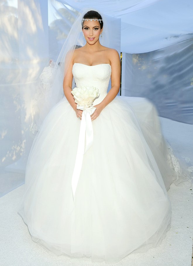Kim Kardashian: Đám cưới của Kim và Kris Humphries vào tháng 8/2011 với mẫu váy Vera Wang giúp khoe vòng eo thon và phần đuôi bồng bềnh tựa công chúa trong cổ tích.