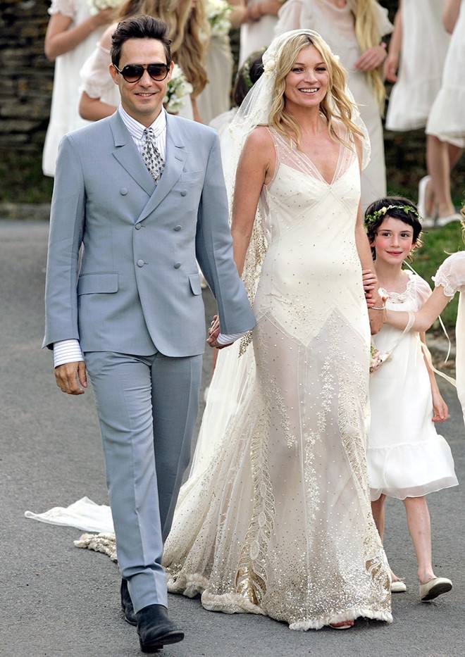 Kate Moss: Độc đáo và vô cùng lãng mạn, Kate Moss trong đám cưới với Jamie Hince tháng 7/2011 đã gây ấn tượng với mẫu váy voan trong suốt giúp cô khoe nét gợi cảm