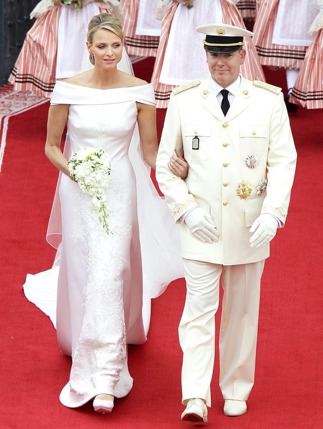 Công nương Charlene: Với mẫu cưới hở vai của Giorgio Armani được thêm nổi bật với 40.000 viên Swarovski crystals và 20.000 viên ngọc trai chạy dọc thân váy.