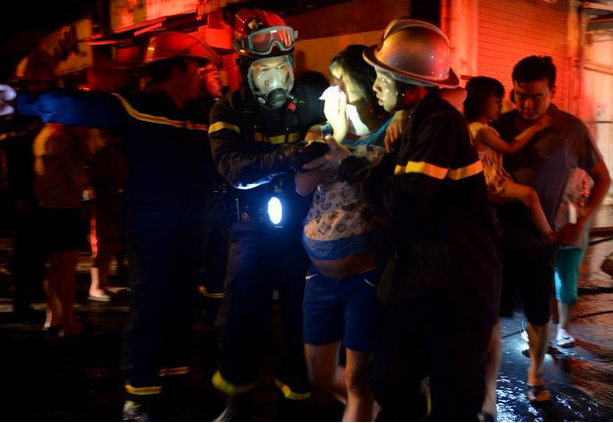 Người phụ nữ mang bầu và một bé gái cũng được các cán bộ giải cứu thành công trong đám cháy.