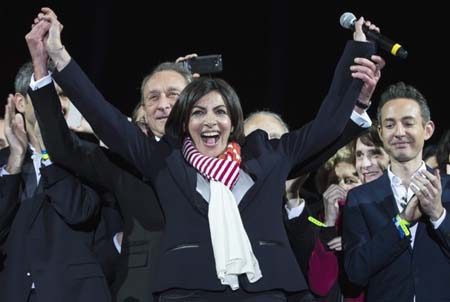 Bà Anne Hidalgo ăn mừng kết quả bầu cử.