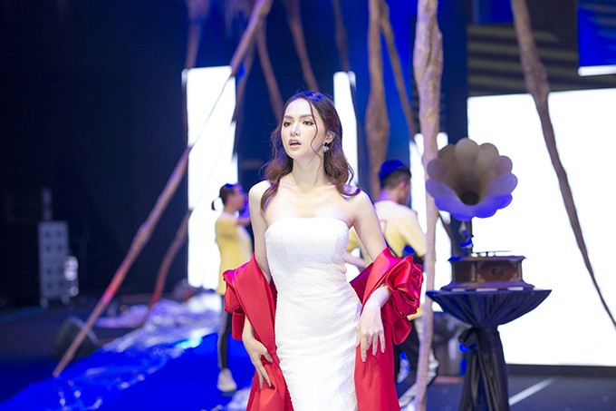 Hương Giang bị tố đi muộn trong show diễn.