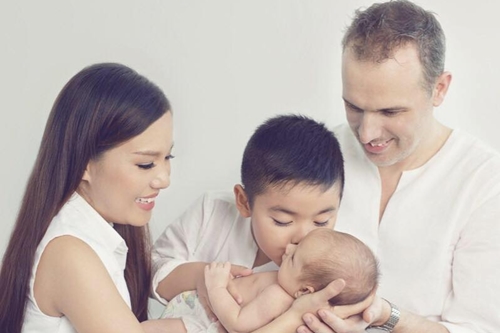 Lý Thanh Thảo bên hôn phu Christiaan Romme, bé đầu Gia Khánh và bé Bơ.