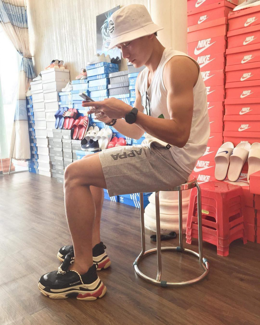 Trên Instagram của mình, Bùi Tiến Dũng đăng tải hình ảnh mới nhất với khá nhiều điểm đáng chú ý: một dáng vóc lực lưỡng nam tính, kiểu mũ tai bèo và diện đôi giày sneaker Triple S.