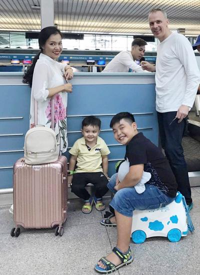 Hình ảnh gia đình ở sân bay để sang Hà Lan (3/7).
