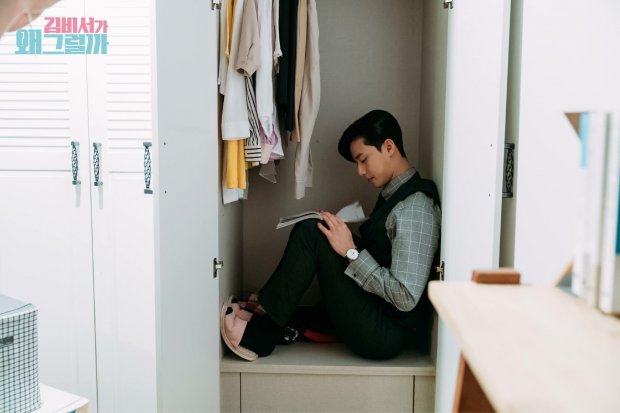 Ngồi trong tủ quần áo đọc kịch bản, Seo Joon thực sự quá đáng yêu.