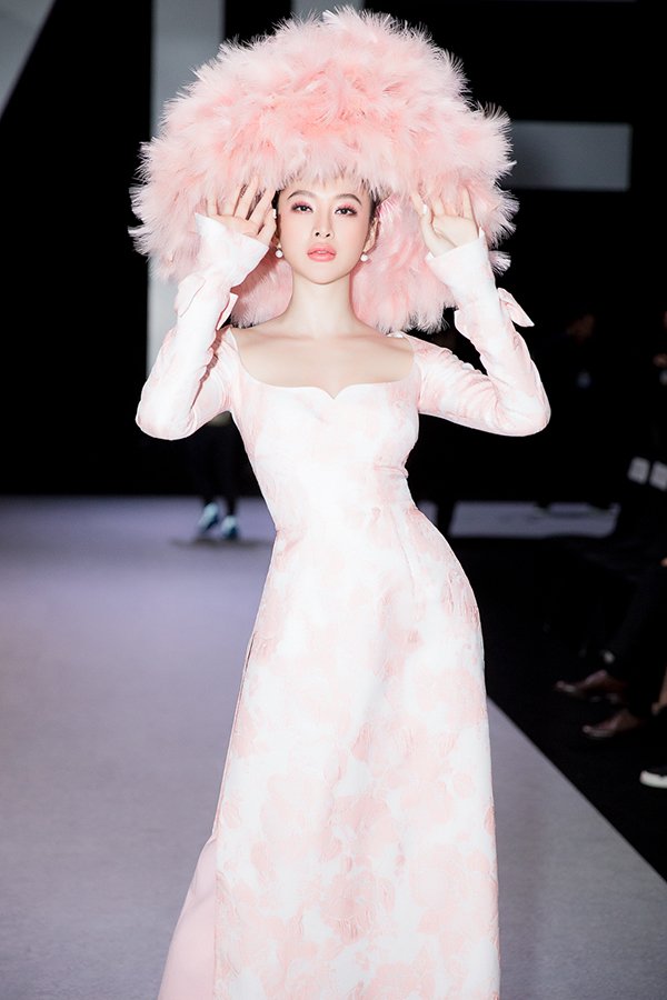Nhắc đến VIFW 2018, chắc hẳn ai cũng nhớ đến chiếc mũ lông hồng gây ấn tượng của Angela Phương Trinh.