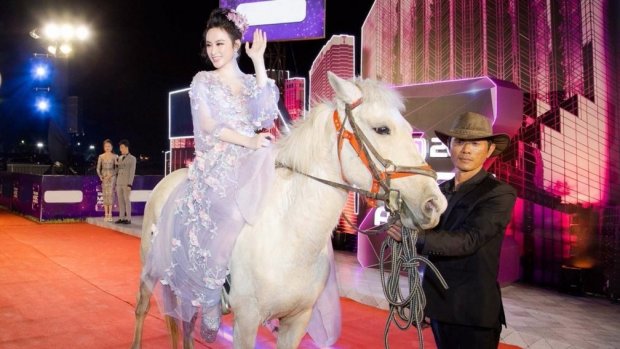 Tại lễ hội âm nhạc ZMA 2016, Angela Phương Trinh trở thành tâm điểm của sự kiện khi cưỡi ngựa tiến vào thảm đỏ. Sự xuất hiện ấn tượng chưa từng có tại thảm đỏ ZMA cộng với bộ trang phục phù hợp giúp cô nàng thu hút sự quan tâm của hàng ngàn khán giả có mặt tại sự kiện.